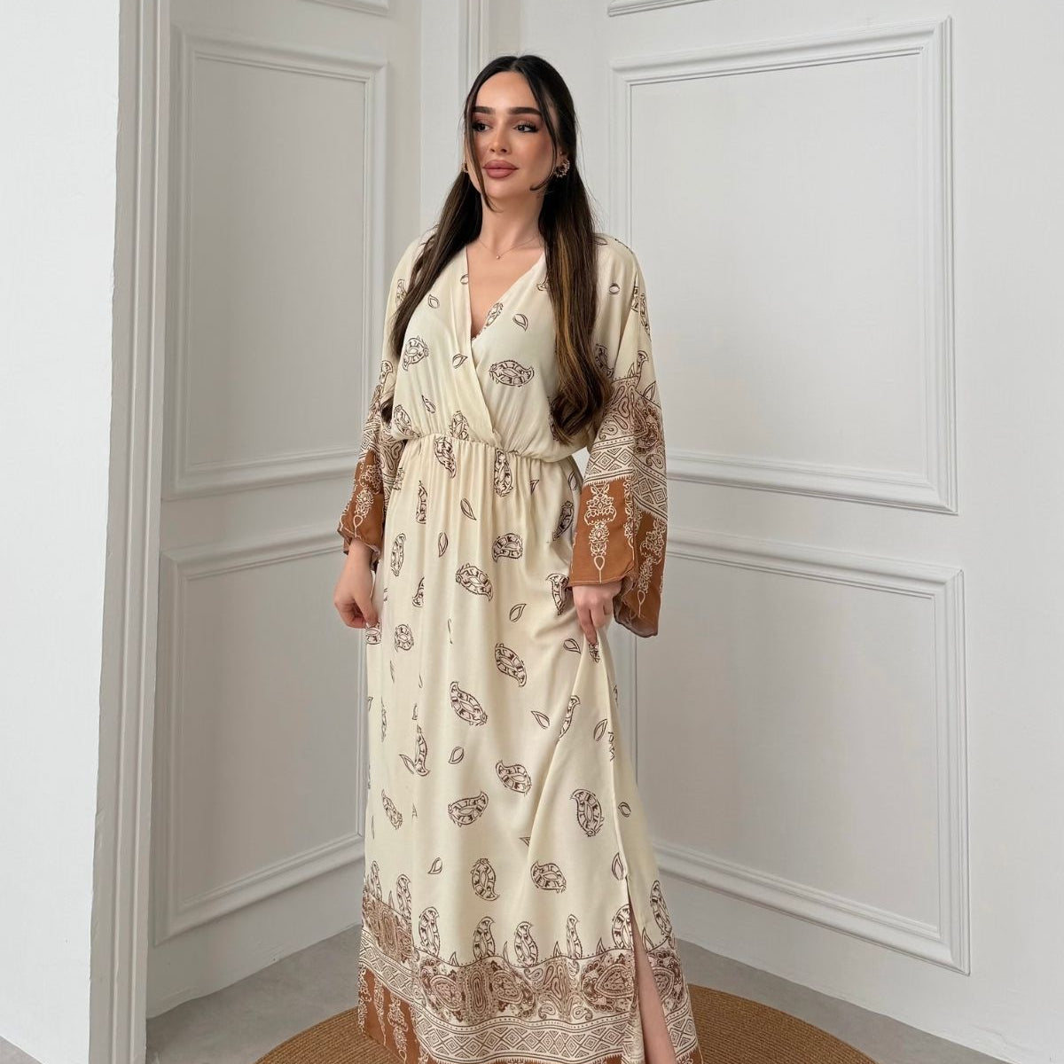 Desenli Uzun Kollu Yırtmaç Detaylı Elbise