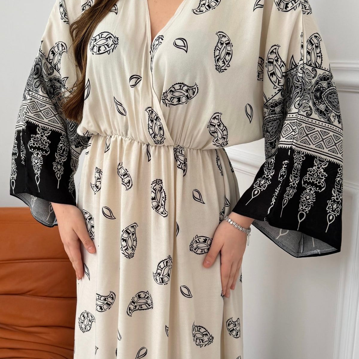 Desenli Uzun Kollu Yırtmaç Detaylı Elbise