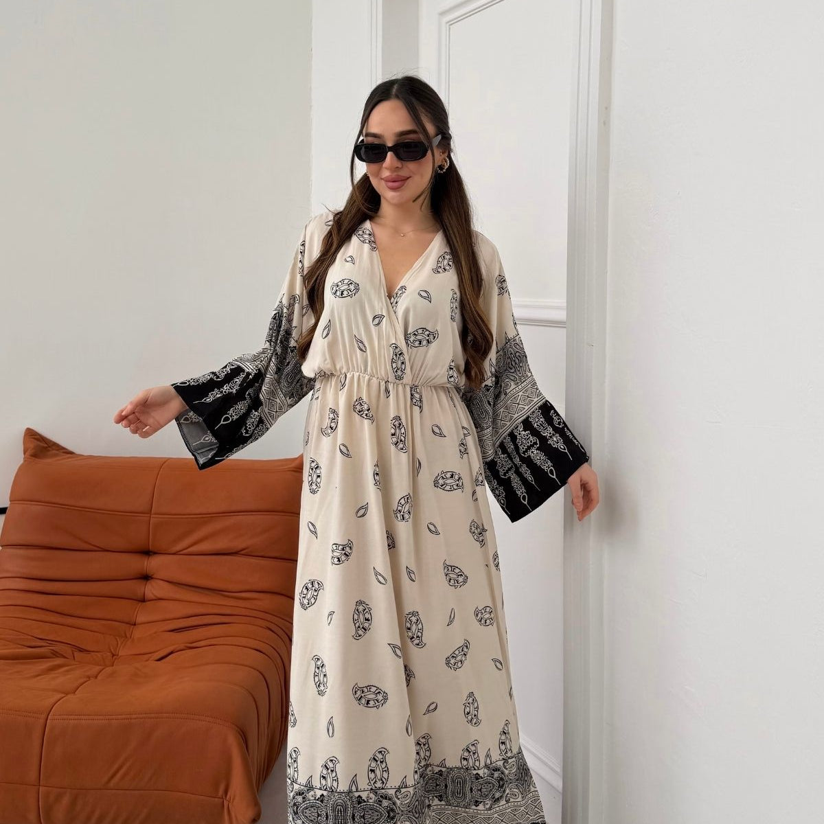 Desenli Uzun Kollu Yırtmaç Detaylı Elbise