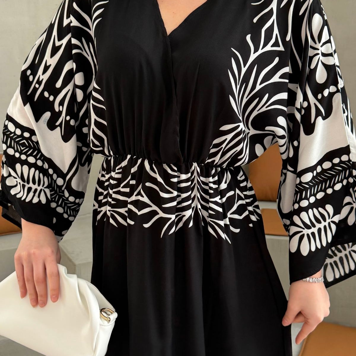 Desenli Uzun Kollu Yırtmaç Detaylı Elbise