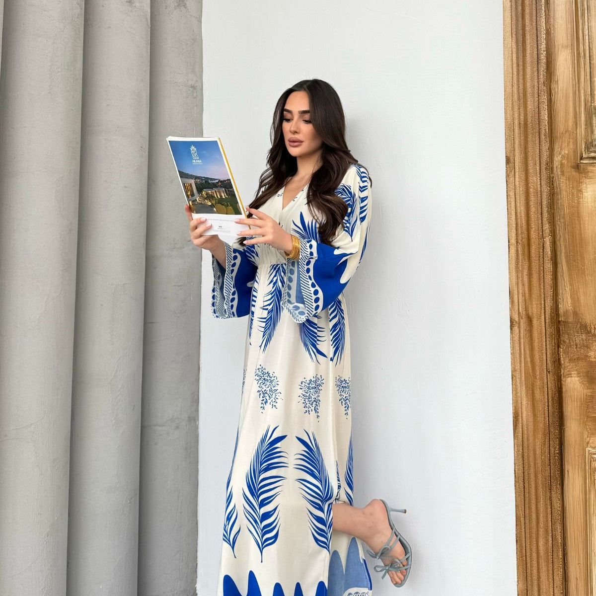 Mavi Desenli Yırtmaç Detaylı Beli Lastikli Uzun Elbise