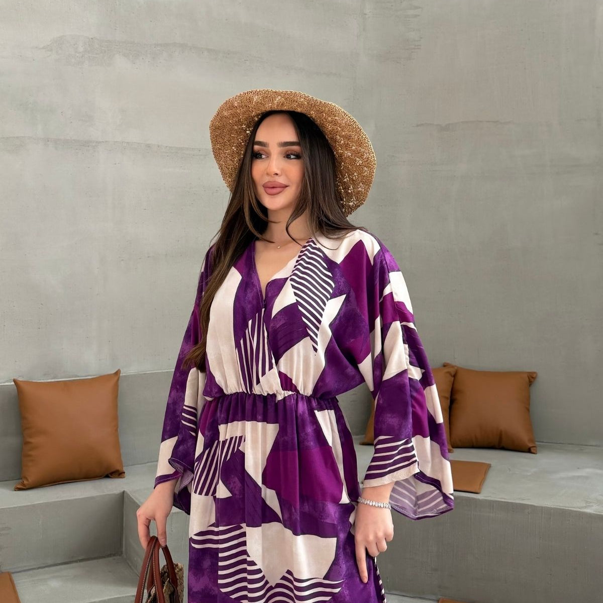 Desenli Uzun Kollu Yırtmaç Detaylı Elbise