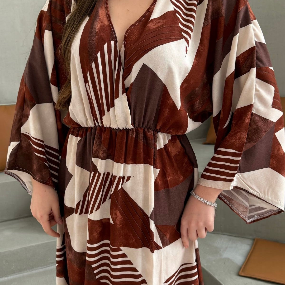 Desenli Uzun Kollu Yırtmaç Detaylı Elbise