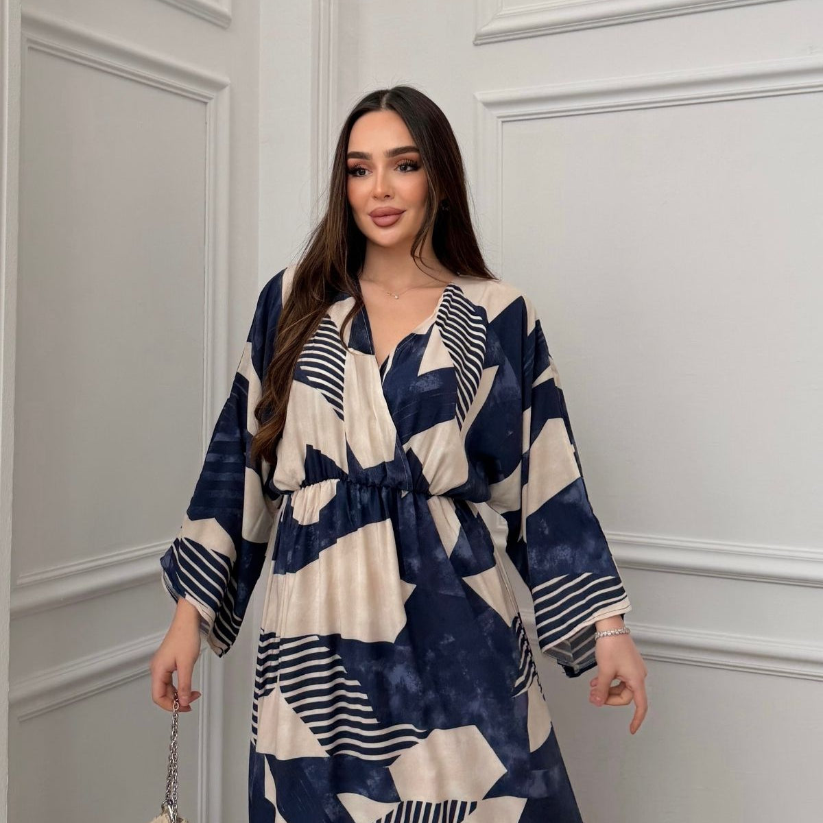 Desenli Uzun Kollu Yırtmaç Detaylı Elbise