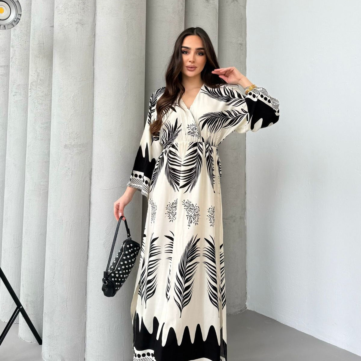 Siyah Desenli Yırtmaç Detaylı Beli Lastikli Uzun Elbise