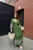 Anvelop Yaka Desenli Yazlık Viskon Elbise Yeşil Desenli