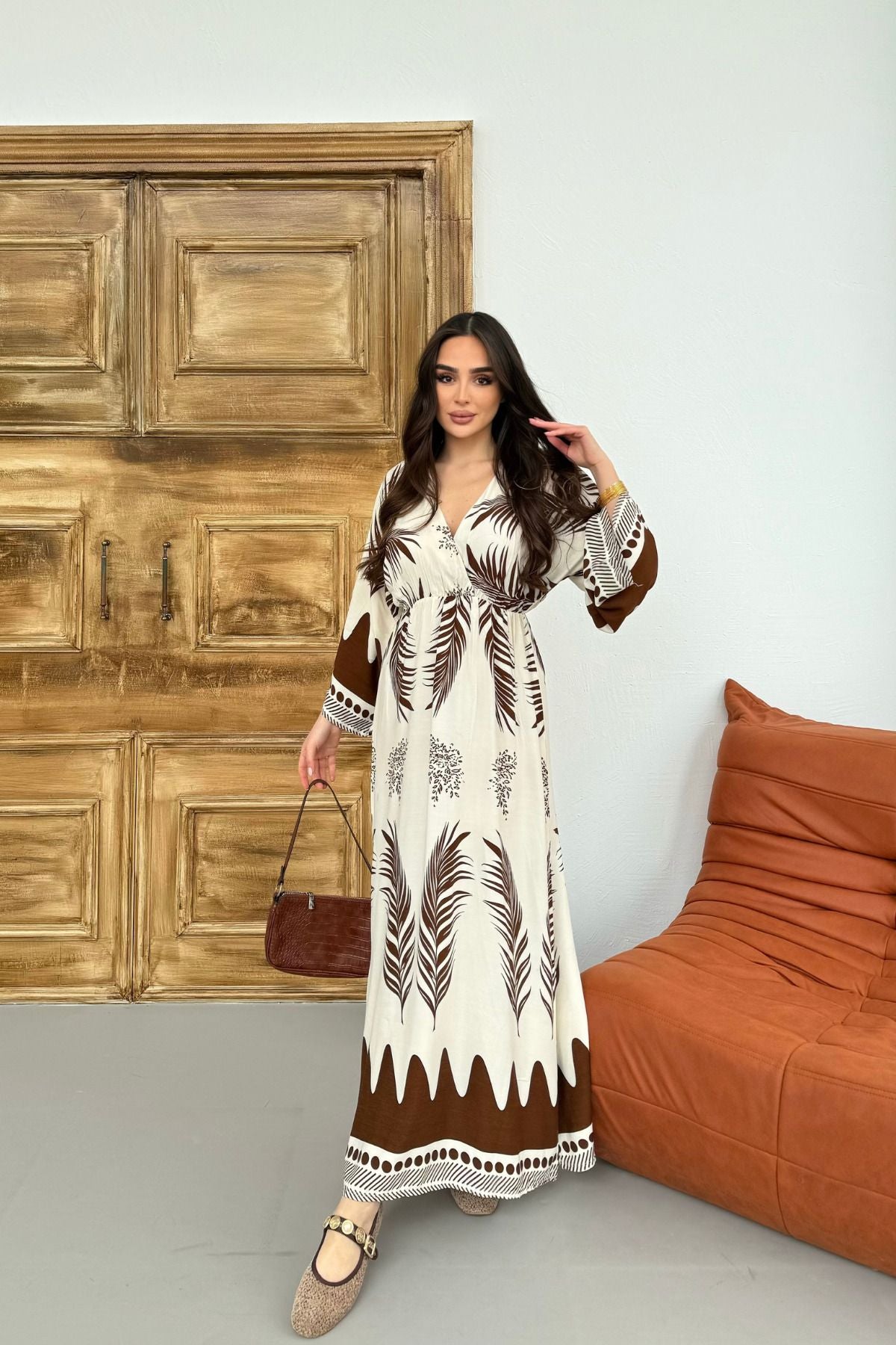 Kahverengi Desenli Yırtmaç Detaylı Beli Lastikli Uzun Elbise