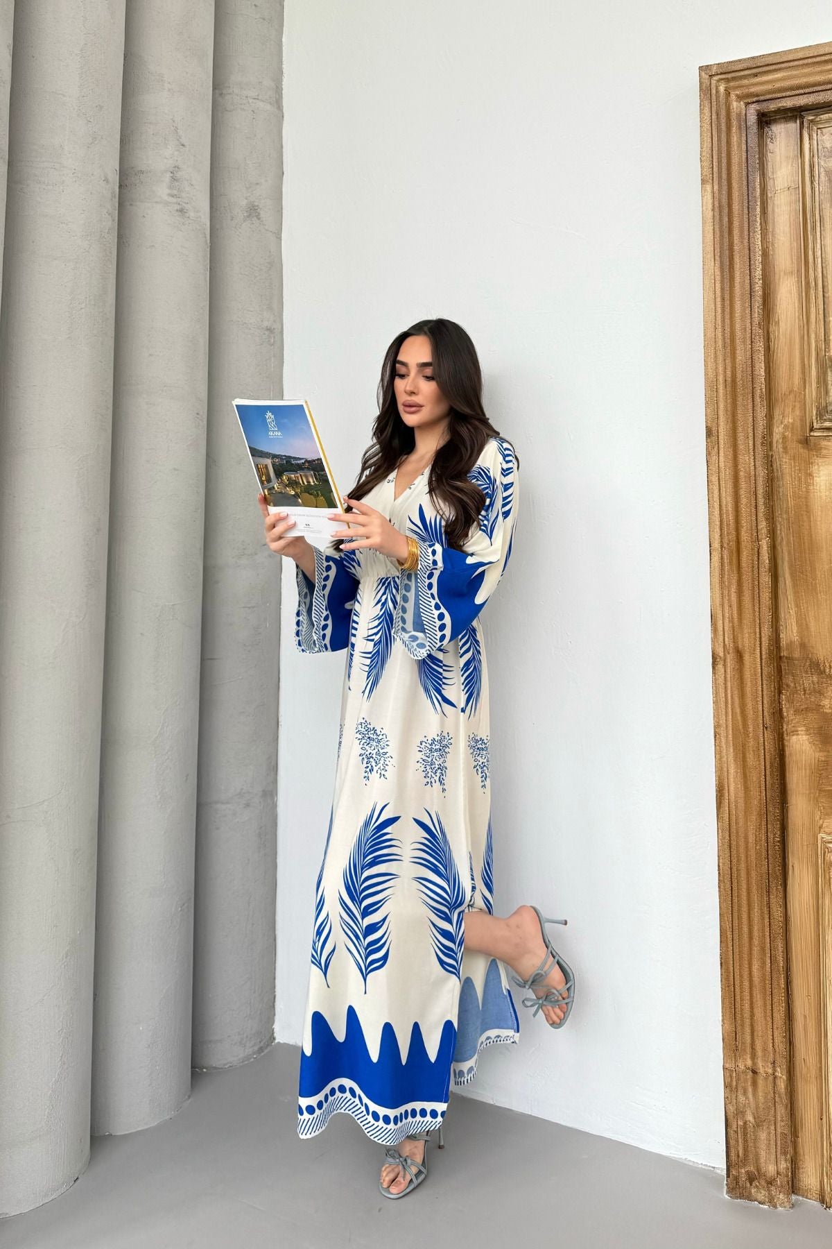 Mavi Desenli Yırtmaç Detaylı Beli Lastikli Uzun Elbise